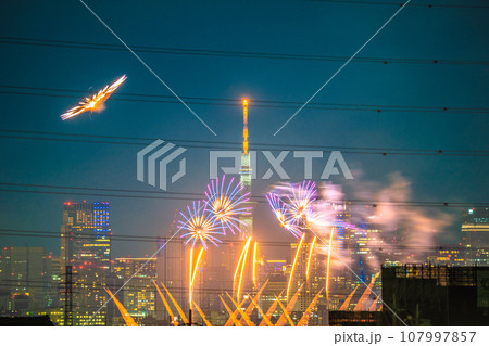 日本の東京都市景観 4年ぶり多摩川花火大会。川崎市制記念多摩川花火大会の会場側。奥に六本木ヒルズなど 日本の東京都市景観 4年ぶり多摩川花火大会。川崎市制記念多摩川花火大会の会場側。奥に六本木ヒルズなど 107997857