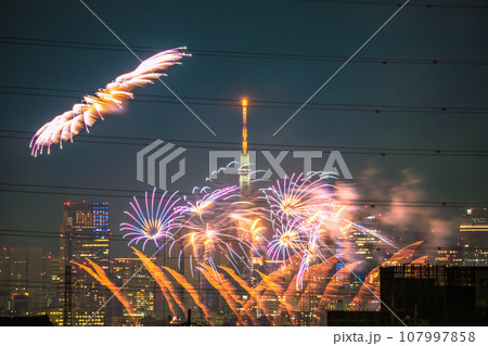 日本の東京都市景観 4年ぶり多摩川花火大会。川崎市制記念多摩川花火大会の会場側。奥に六本木ヒルズなど 107997858