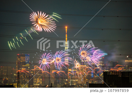 日本の東京都市景観 4年ぶり多摩川花火大会。川崎市制記念多摩川花火大会の会場側。奥に六本木ヒルズなど 日本の東京都市景観 4年ぶり多摩川花火大会。川崎市制記念多摩川花火大会の会場側。奥に六本木ヒルズなど 107997859