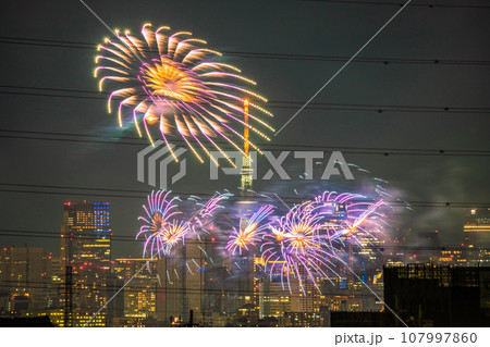 日本の東京都市景観 4年ぶり多摩川花火大会。川崎市制記念多摩川花火大会の会場側。奥に六本木ヒルズなど 107997860