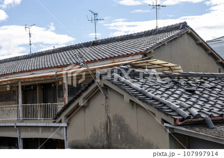 古い日本の集合住宅 古い日本の集合住宅 107997914