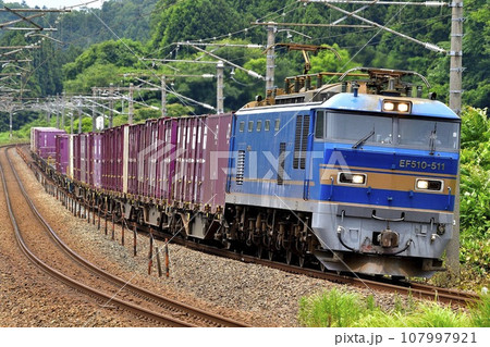 北陸本線を行く青いレッドサンダーEF510貨物列車 107997921