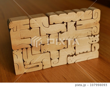 木工工作で作られた木の動物のパズル 107998093