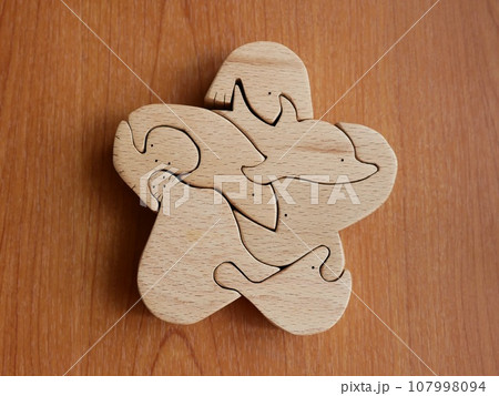 木工工作で作られた木のイルカのパズル 木工工作で作られた木のイルカのパズル 107998094