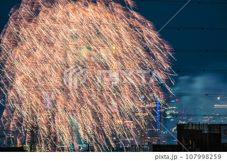 日本の東京都市景観 4年ぶり多摩川花火大会。川崎市制記念多摩川花火大会の会場側。奥に六本木ヒルズなど 107998259