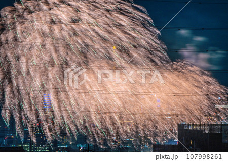日本の東京都市景観 4年ぶり多摩川花火大会。川崎市制記念多摩川花火大会の会場側。奥に六本木ヒルズなど 107998261