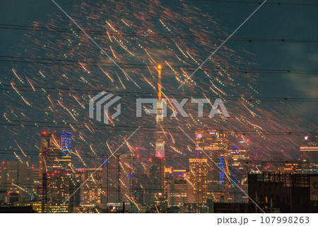 日本の東京都市景観 4年ぶり多摩川花火大会。川崎市制記念多摩川花火大会の会場側。奥に六本木ヒルズなど 107998263