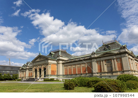 京都国立博物館「明治古都館(旧本館、重要文化財)」(2023年10月撮影) 京都国立博物館「明治古都館(旧本館、重要文化財)」(2023年10月撮影) 107998544