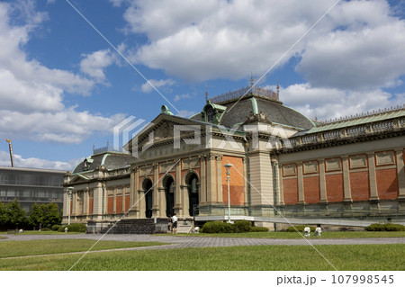 京都国立博物館「明治古都館(旧本館、重要文化財)」(2023年10月撮影) 京都国立博物館「明治古都館(旧本館、重要文化財)」(2023年10月撮影) 107998545