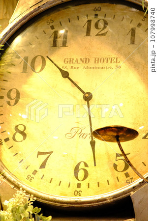 アンティーク大型時計のディスプレイ縦 107998740