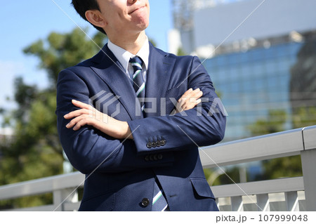 屋外で悩むアジア人のビジネスマンの男性 107999048