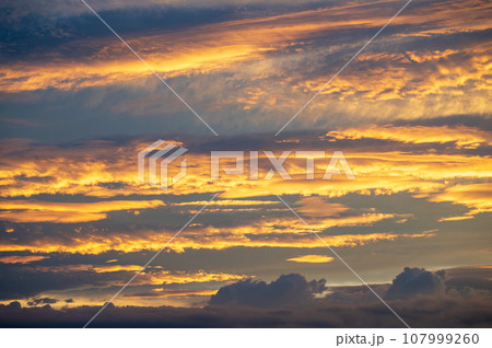オレンジ色に染まる夕焼け雲 オレンジ色に染まる夕焼け雲 107999260