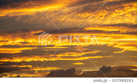 オレンジ色に染まる夕焼け雲 107999261