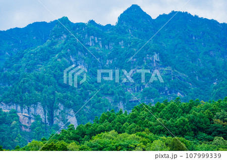 長野県　戸隠連峰　荒々しい山容の西岳と本院岳 107999339