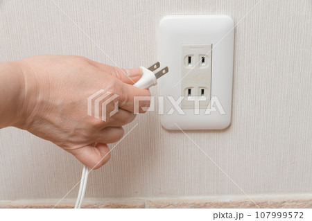 【コンセントを差す主婦】 【コンセントを差す主婦】 107999572