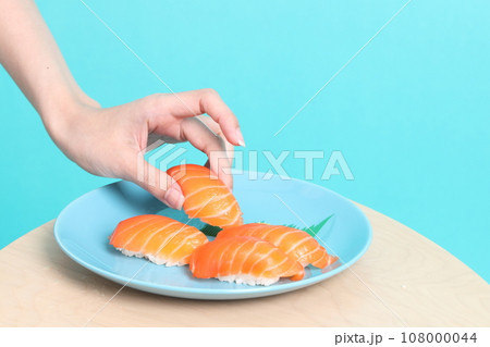 Hand with Sushi Hand with Sushi 108000044