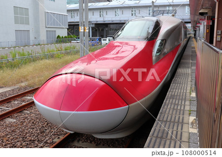 秋田駅に停車中の秋田新幹線こまち E6系 秋田駅に停車中の秋田新幹線こまち E6系 108000514