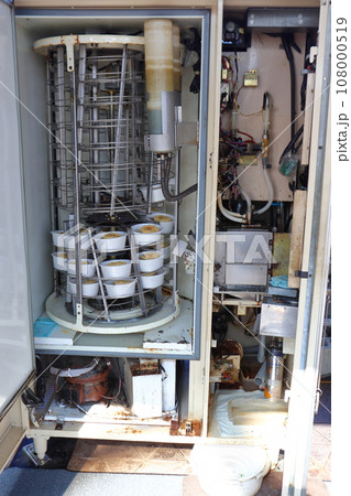 レトロ自販機内部の天ぷらうどん レトロ自販機内部の天ぷらうどん 108000519