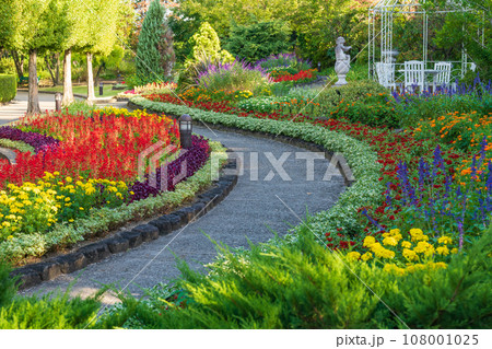 デンパーク、鮮やかな秋の花壇〈愛知県安城市〉 108001025