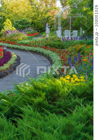デンパーク、鮮やかな秋の花壇〈愛知県安城市〉 108001026