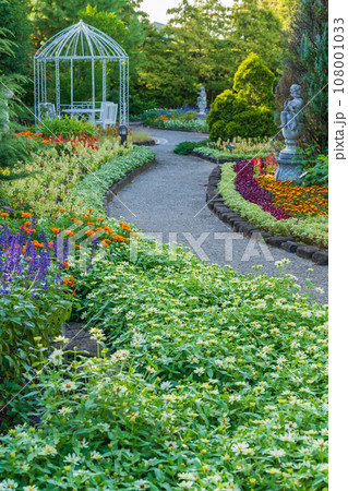 デンパーク、鮮やかな秋の花壇〈愛知県安城市〉 108001033