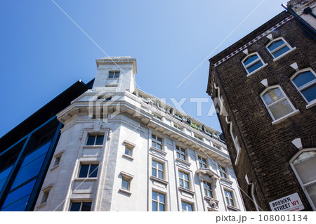 白い石造りとレンガ造りの歴史的な建物とガラス張りの近代的な建物　ロンドンピカデリーサーカスの街並み 108001134