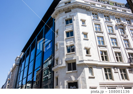 白い石造りの歴史的な建物とガラス張りの近代的な建物　ロンドンピカデリーサーカスの街並み 108001136