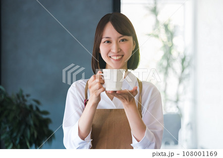 コーヒーを持つカフェスタッフの女性 コーヒーを持つカフェスタッフの女性 108001169