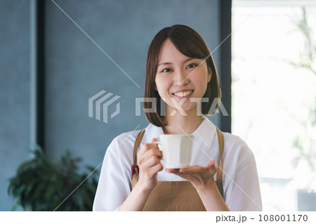 コーヒーを持つカフェスタッフの女性 コーヒーを持つカフェスタッフの女性 108001170