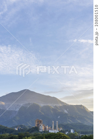 埼玉県秩父郡　寺坂棚田から望む武甲山 108001510