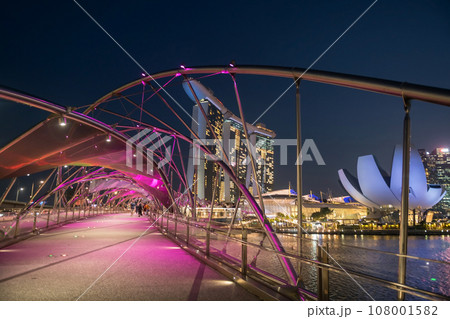 Helix bridge light up with Art museum and Marina Bay Sands 108001582