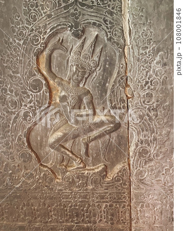 The famous bas-relief of Apsaras, celestial maidens, with intricate hairstyles on the inside wall of the first floor of the Angkor Wat temple in Siem Reap, Cambodia. 108001846