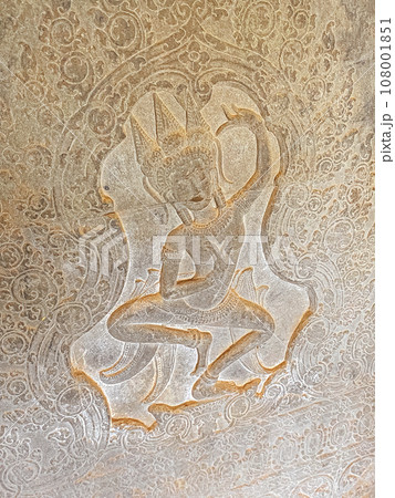 The famous bas-relief of Apsaras, celestial maidens, with intricate hairstyles on the inside wall of the first floor of the Angkor Wat temple in Siem Reap, Cambodia. 108001851