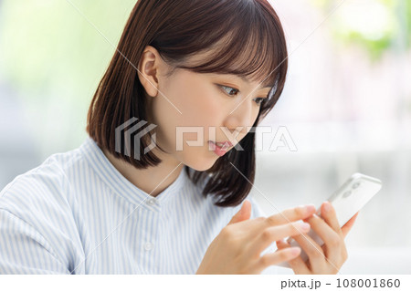 スマホを操作する若いビジネスウーマン	 108001860