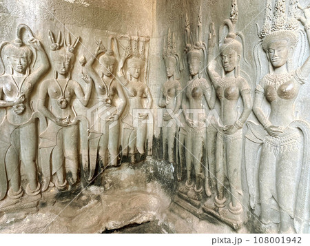 The famous bas-relief of Apsaras, celestial maidens, with intricate hairstyles on the inside wall of the first floor of the Angkor Wat temple in Siem Reap, Cambodia. 108001942