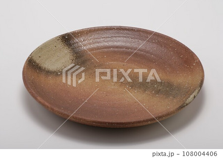 備前焼の丸皿 108004406