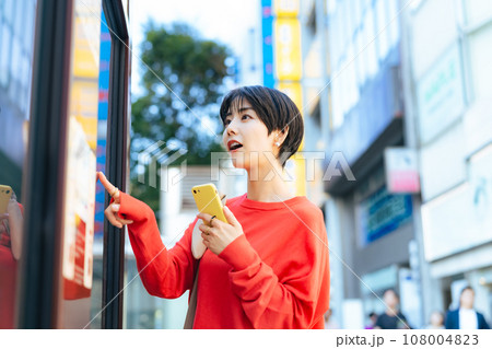 スマホを持って地図を見る女性 スマホを持って地図を見る女性 108004823