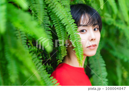緑に囲まれた女性のポートレート 108004847