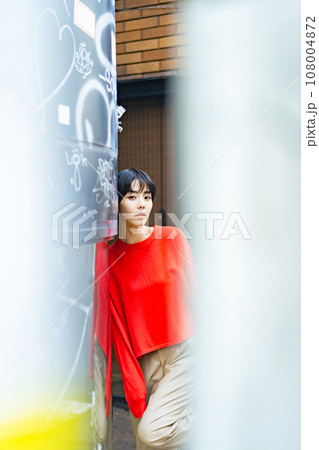 女性のファッションポートレート　ストリートスナップ 108004872