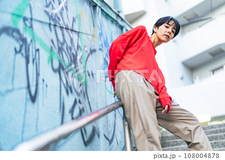 女性のファッションポートレート　ストリートスナップ 108004878