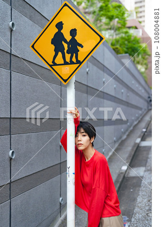 女性のファッションポートレート　ストリートスナップ 108004881