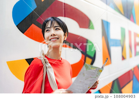 街中で地図を見る女性 108004903