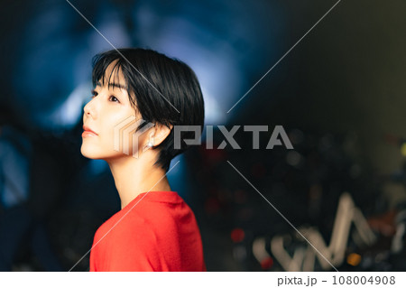 女性のファッションポートレート　ストリートスナップ 108004908