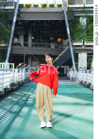 女性のファッションポートレート　ストリートスナップ 108004914