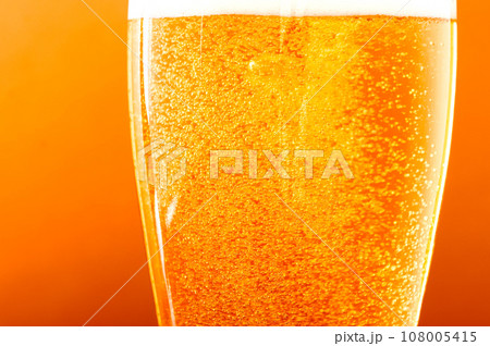 黄金色に輝くビール 108005415