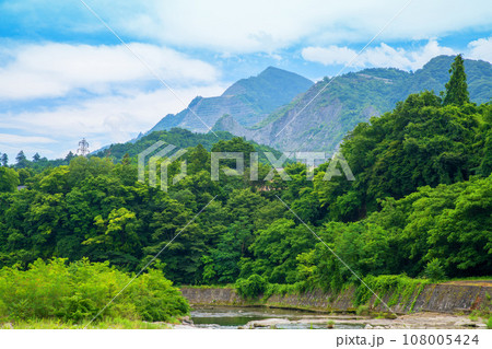 荒川と武甲山 荒川総合運動公園付近からの風景 秩父市 荒川と武甲山 荒川総合運動公園付近からの風景 秩父市 108005424