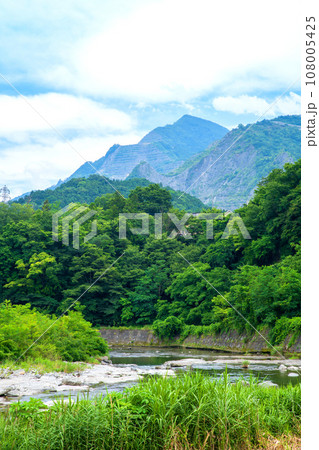 荒川と武甲山 荒川総合運動公園付近からの風景 秩父市 荒川と武甲山 荒川総合運動公園付近からの風景 秩父市 108005425