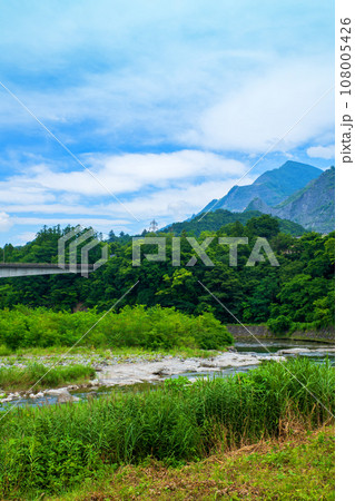 荒川と武甲山 荒川総合運動公園付近からの風景 秩父市 荒川と武甲山 荒川総合運動公園付近からの風景 秩父市 108005426