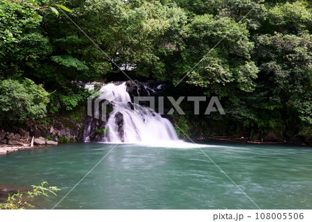 轟滝の美しい滝壺 108005506