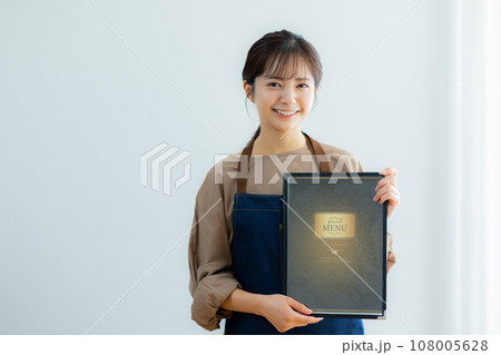 エプロン姿の若い女性 エプロン姿の若い女性 108005628